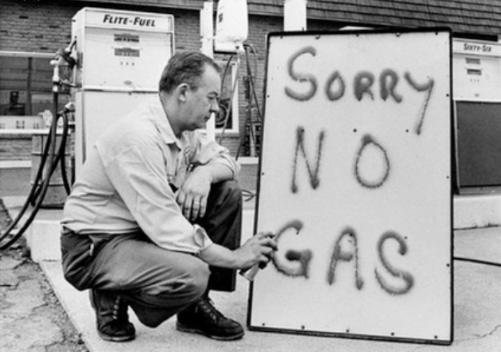PeatonDelSur's tweet photo. En los 70s Holanda sufrió una crisis de gasolina. Eso sirvió para cambiar su paradigma de movilidad. Hoy es el país con más bicis per cápita, casi el 99%.

¿50 años después será nuestro momento? Chequen las fotos, se sentirán identificados con hoy.

#nohaygasolina https://t.co/EhAsQnV5hY
