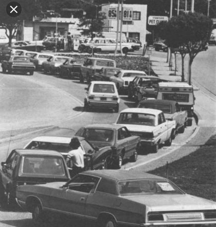 PeatonDelSur's tweet photo. En los 70s Holanda sufrió una crisis de gasolina. Eso sirvió para cambiar su paradigma de movilidad. Hoy es el país con más bicis per cápita, casi el 99%.

¿50 años después será nuestro momento? Chequen las fotos, se sentirán identificados con hoy.

#nohaygasolina https://t.co/EhAsQnV5hY