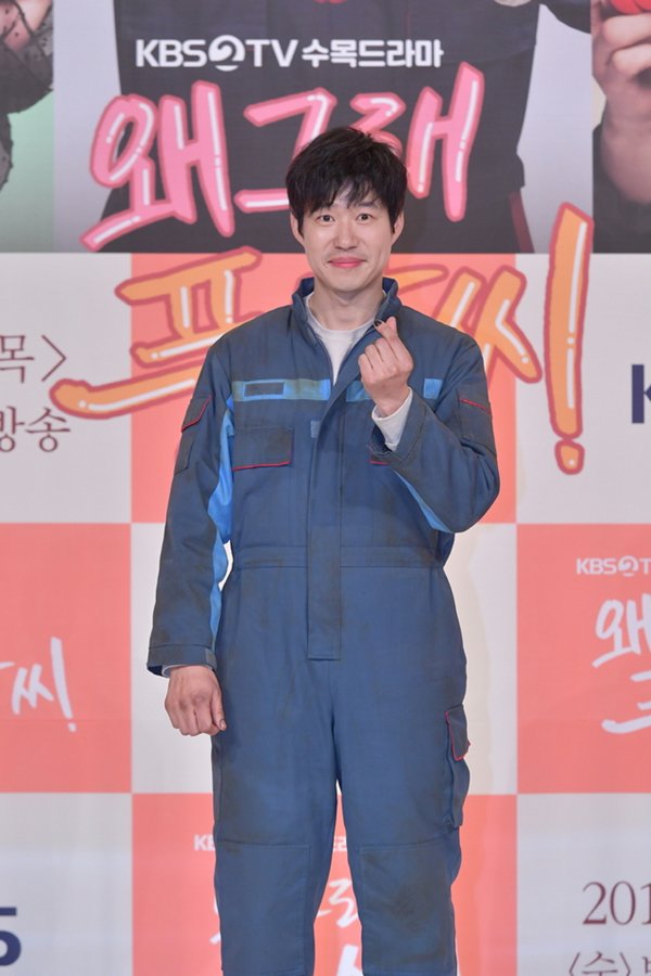 NAMOOACTORS2004's tweet photo. [#유준상] <왜그래 풍상씨> 제작발표회에서 동생 바보 풍상씨로 완벽 변신한 준상 배우 포착! https://t.co/n1XZmc71Hd