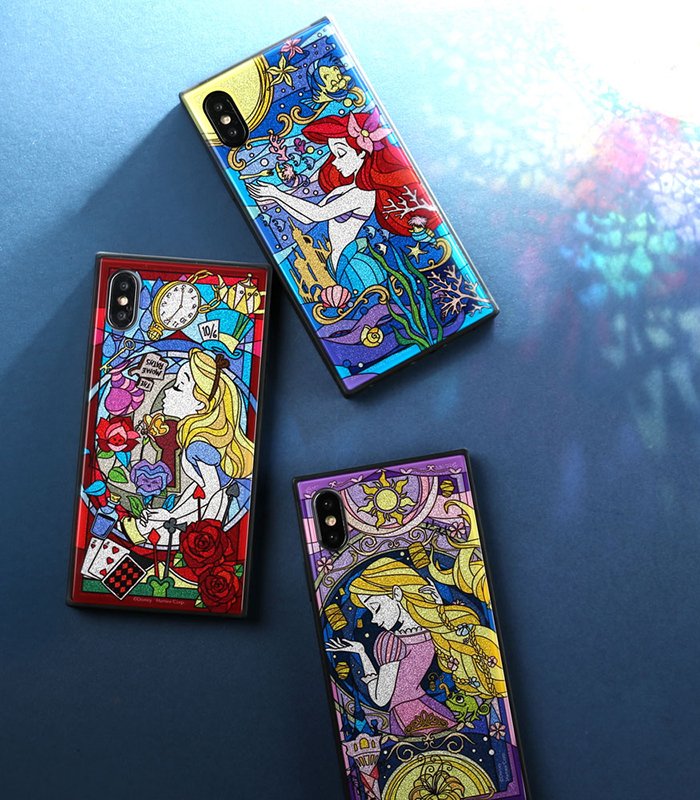 ショップディズニー グリッターがキラキラ輝く ディズニープリンセス アリスデザインのステンドグラス風 スマホケースが登場 その他にも ディズニー ピクサーのキャラクター フェイスモチーフ のリングストラップなど カラフルで可愛い