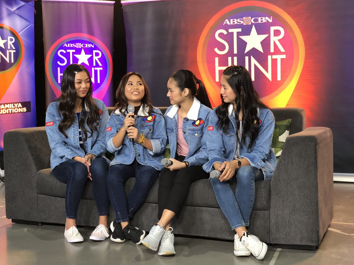 PBBabscbn's tweet photo. 🔵 NOW on #StarHuntGrandMediaCon:

“Kung may i-praprank po ako, si Ate Jelay, wala lang gusto ko lang po siyang i-prank.” 😂 -Lie https://t.co/DkajDDt6nm