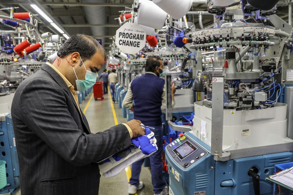 franceinter's tweet image. "L'habillement c’est le 2e émetteur de gaz à effet de serre derrière l’industrie du pétrole, c'est l'équivalent de l'aviation plus le transport maritime réunis" @ar_leroy PDG de l'@ademe invité de @MathildeMunos #le57inter 
franceinter.fr/emissions/l-in…