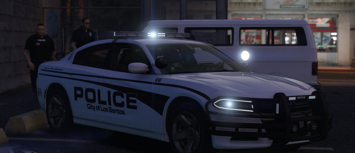 ProjectAsgardRP's tweet photo. The #LSPD were dealing with a repossession gone wrong, when the owner of the vehicle and her friend showed up to ensure that it wouldn't continue any further, by force if necessary.  @MrRoscoeP, @IGasoline &amp; @jpocphoto were there to calm everything down. #AsgardRPLife https://t.co/Mvt6epEL0a