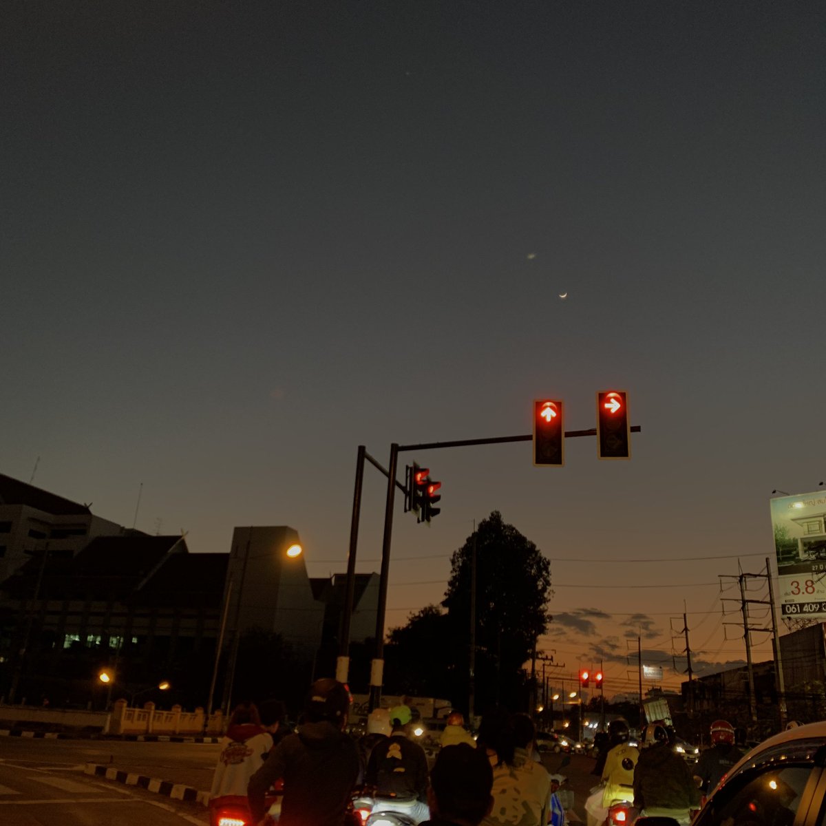 botographer_'s tweet photo. คุณพระจันทร์ดวงจิ๋ว
( เมื่ออยู่ในโทรศัพท์ ) https://t.co/QKM1wJMH6t
