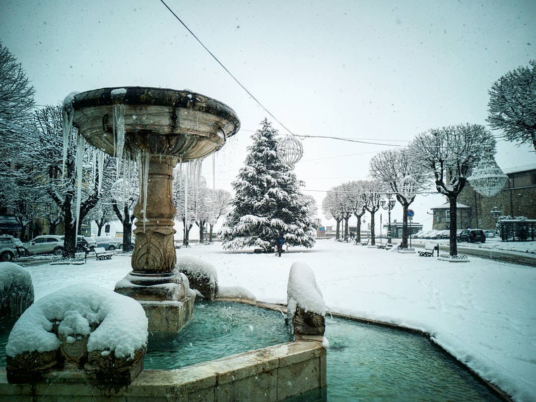 ❄️Il Regno di Ghiaccio❄️(Celano - Piazza IV Novembre) Foto di Pina Stornelli #abruzzo <a href="/paesaggiabruzzo/">Paesaggi d'Abruzzo</a>  <a href="/Italia/">Italia.it</a> <a href="/Italia_jpn/">Italia.it JP (イタリア JP)</a> <a href="/ENIT_italia/">ENIT S.p.A. 🇮🇹</a> <a href="/borghi_ditalia/">Borghi d'Italia</a> <a href="/italiaapiedi/">Italia a piedi</a> <a href="/BorghiAutentici/">Borghi Autentici</a> <a href="/YourAbruzzo/">Visit Abruzzo</a> <a href="/ItalyinAdelaide/">Italy in Adelaide</a> @NazzarenoCarusi @blindocostanzo <a href="/TURISMOit/">TURISMO.IT</a> <a href="/Italia_fra/">Italia.it FR</a>