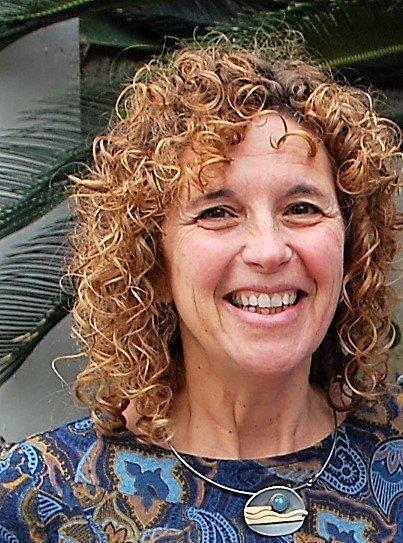 farmindustrial's tweet photo. #Entrevista Hablamos con Núria Ortoll, presidenta del #Symposium de @AEFI_es >“La decisión del #Brexit está afectando al sector desde hace mucho tiempo” 
https://t.co/WJKGs6KJGr https://t.co/GTE4VUEfMe