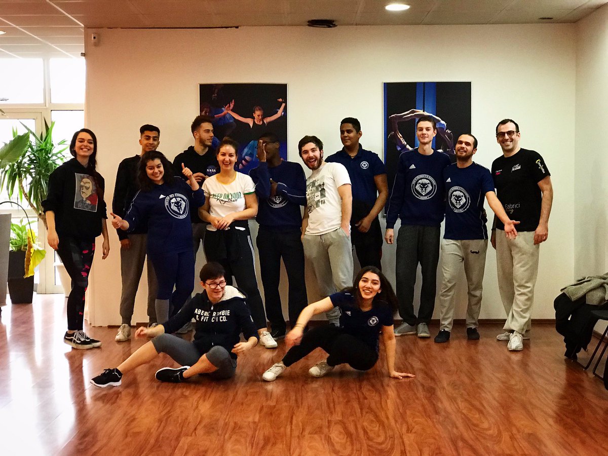 EC2M_'s tweet photo. La Lions Team United, qui vient de terminer son initiation à la danse latine #Bachata #Salsa à l’école de danse #marcfabrici de #mulhouse, nous offre une très belle photo de groupe #EC2Mmulhouse #onthedancefloor #WeareEC2M #Golions 🦁 https://t.co/7fncEV8H9D
