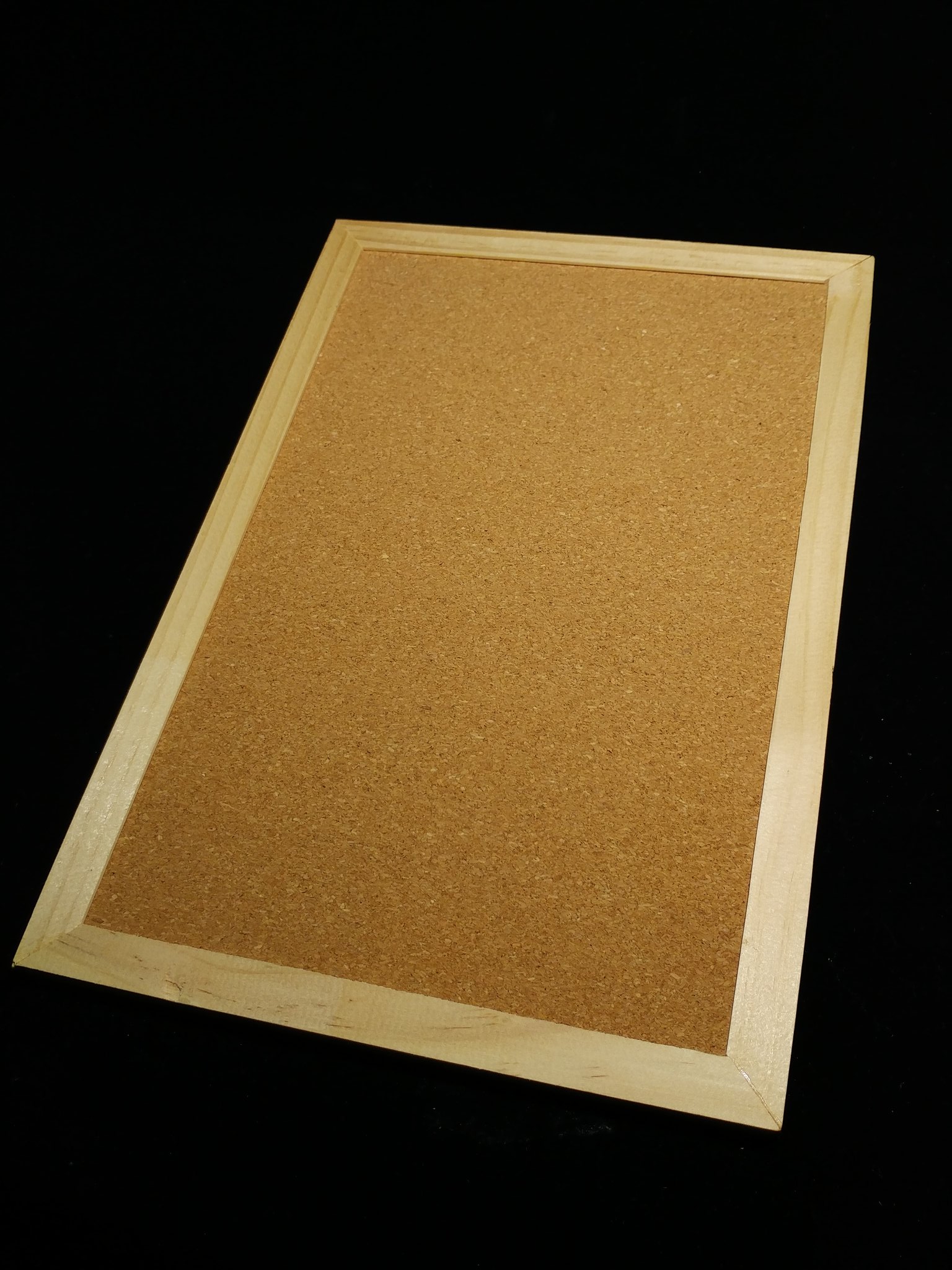 いべまに 超遠近法 100円で出来るサンダーボルト風台座 100均コルクボード 段ボールの表面にコルクシートが貼ってある を塗装 木枠バラしてボードの端をペンチなどでランダムにむしりとる 木枠をポッキリ割って塗装してボード下部に適当に貼り付け あっ