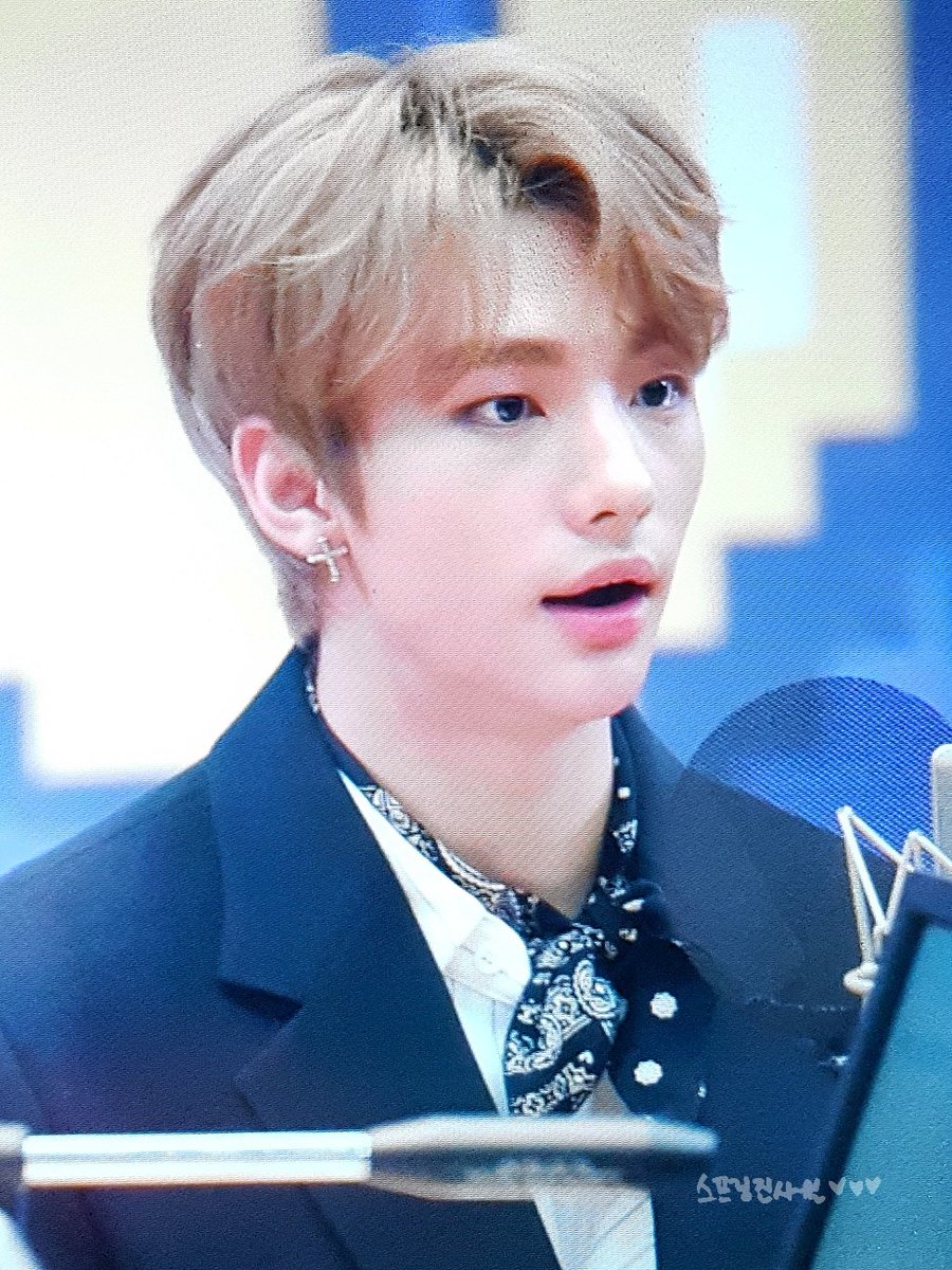 springginsour's tweet photo. 현진인 덥고 난 춥고
#스트레이키즈 #황현진 #현진 #StrayKids #Hyunjin https://t.co/dGMwXC7O5G