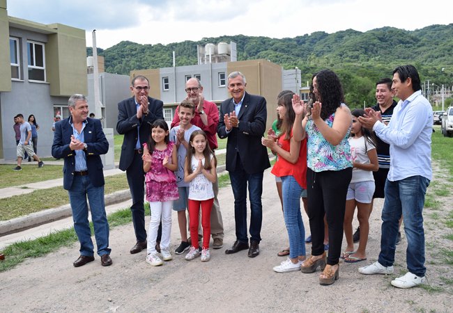 #SSdeJujuy | 70 FAMILIAS DE #ADEP RECIBIERON SU VIVIENDA
Los afiliados al gremio se convirtieron en nuevos adjudicatarios de un programa anhelado hace más de una década.
@munissdejujuy
#CumpliendoSueños #MásViviendasParaJujuy #HayGestión
Más Información > http://ivuj.gob.ar/index.php/2016-05-16-11-40-48/374-entregaron-70-viviendas-de-adep …
