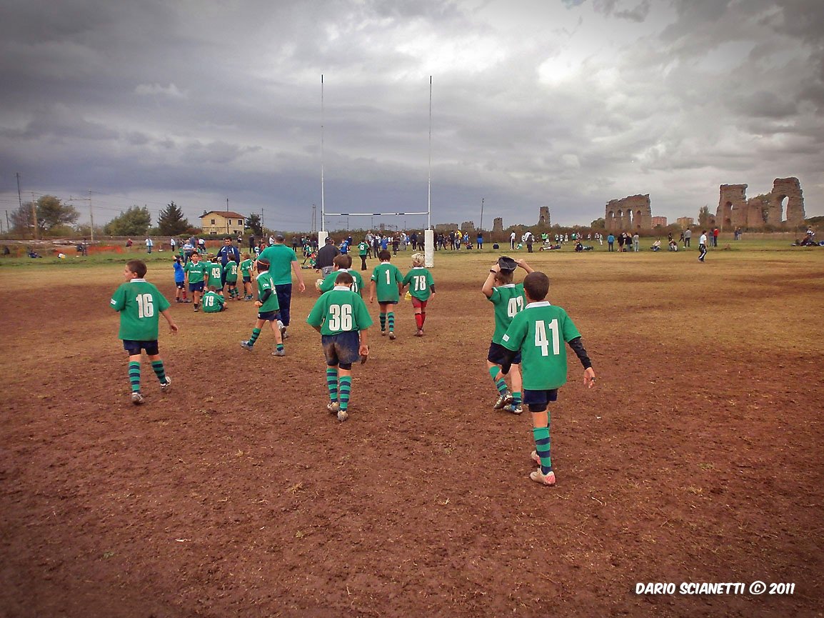 dariosci1's tweet photo. #9gennaio Appia Fest 2011 campo degli acquedotti mio figlio 8 anni rugbista in erba, buon sangue... Son passati solo 8 anni 😎 siamo ancora su quei campi sfiorando il fango e annacquarci le vesti a "combattere" con gli amici per poi farci una birra solo #Rugby #cuoreovale https://t.co/N4dhY7oe9H