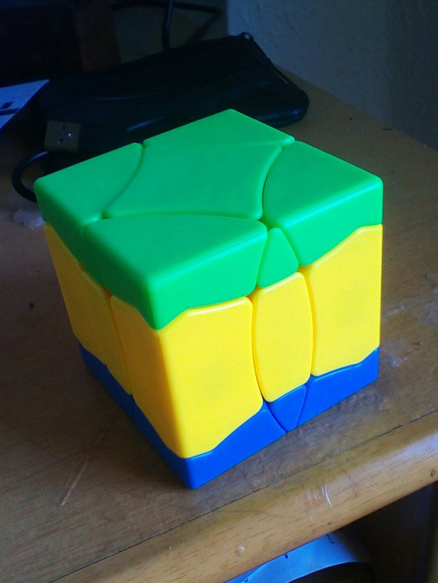Primero dar mi reconocimiento a RCPongo, gracias a el lo tenemos una mod mas, segundo decir que este cubo tiene corte de esquinas a mas de 45°, y por ultimo me sorprende que tiene distintos colores ya que el mio no tiene color rojo y la capa central yo la he visto azul en otros.