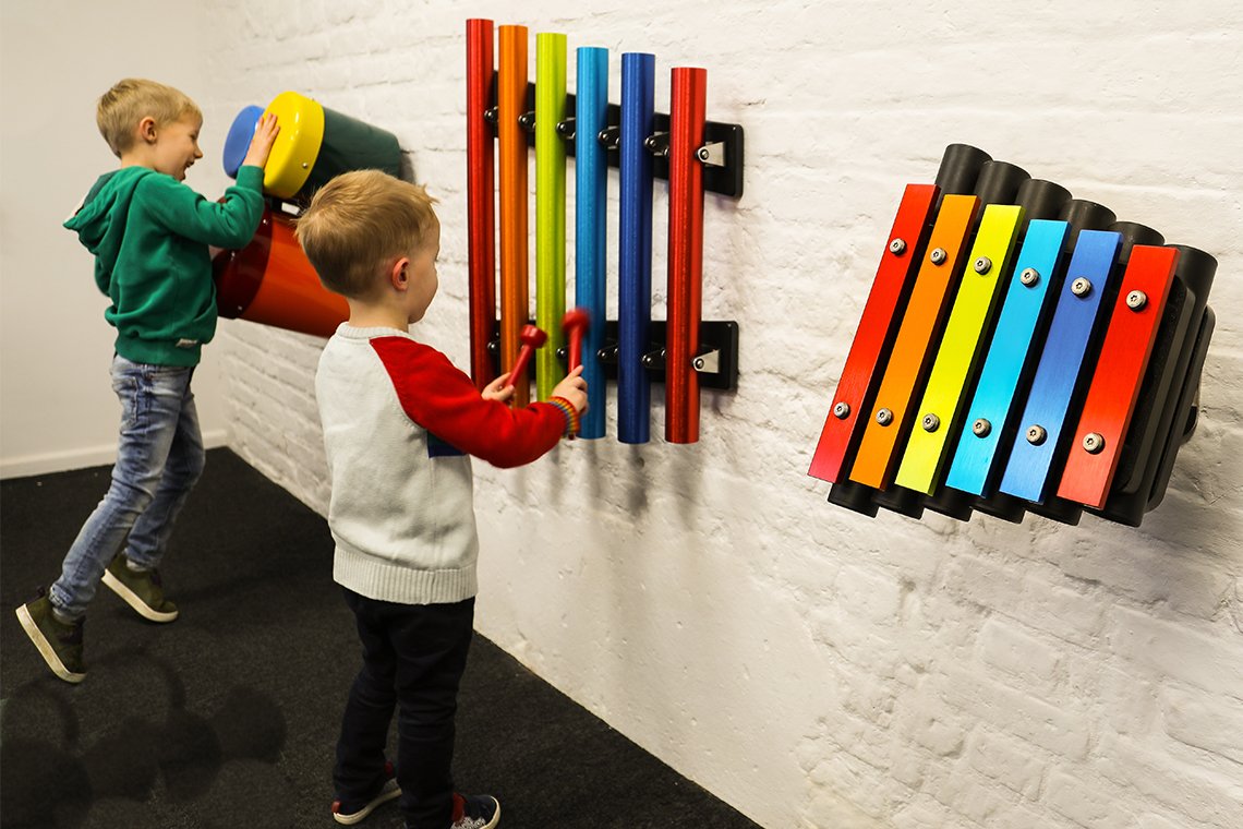 Nieuw: Regenboogensemble - kleurige muziekinstrumenten aan de muur, voor binnen en buiten! Speciaal voor de onderbouw #not2019 #kinderopvang #kleuteronderwijs