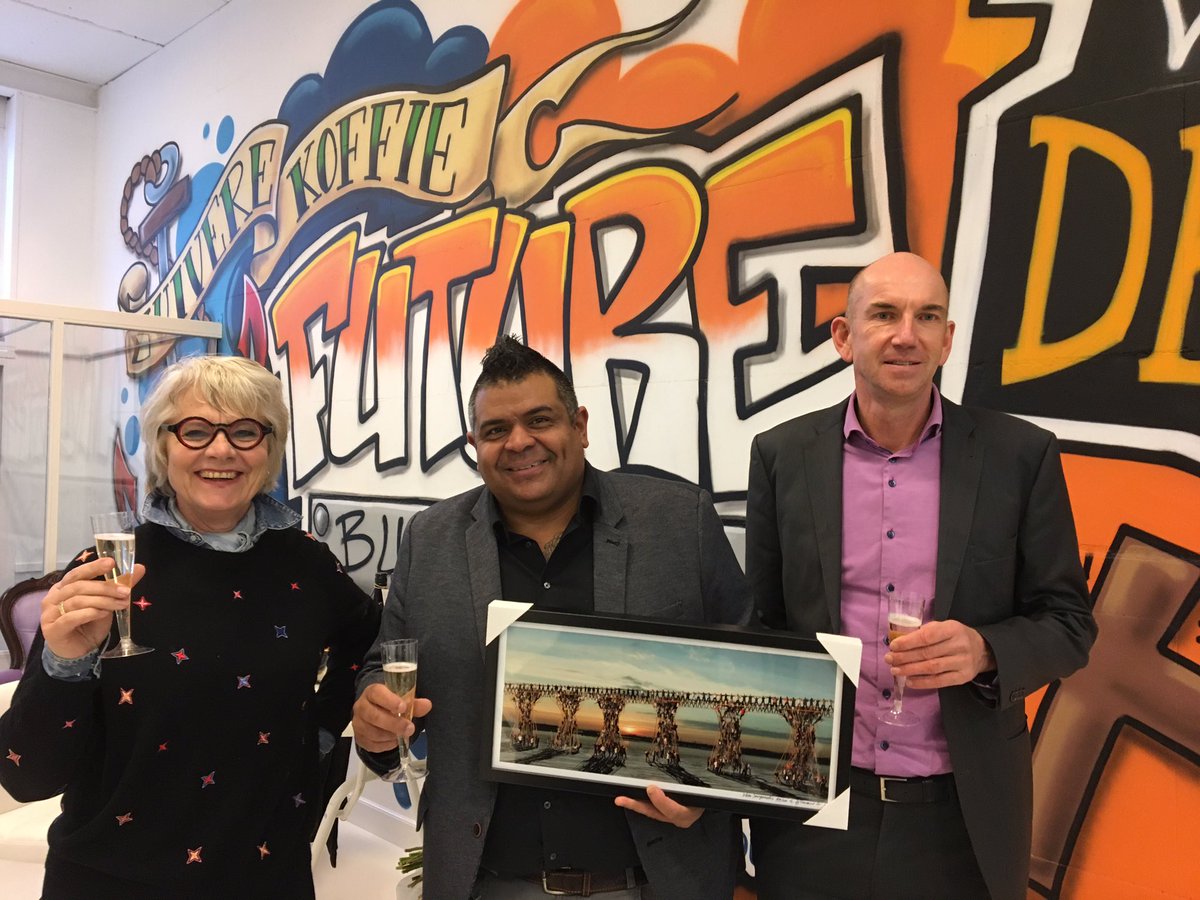 JCZaanstad's tweet photo. Obe Veldman, vestigingsdirecteur JCZ, feliciteert Zuivere Koffie, Future Builders en Cookie van eigen Deegh met de opening van hun nieuwe hoofdkantoor in Wormerveer https://t.co/YKOkkMfYNe