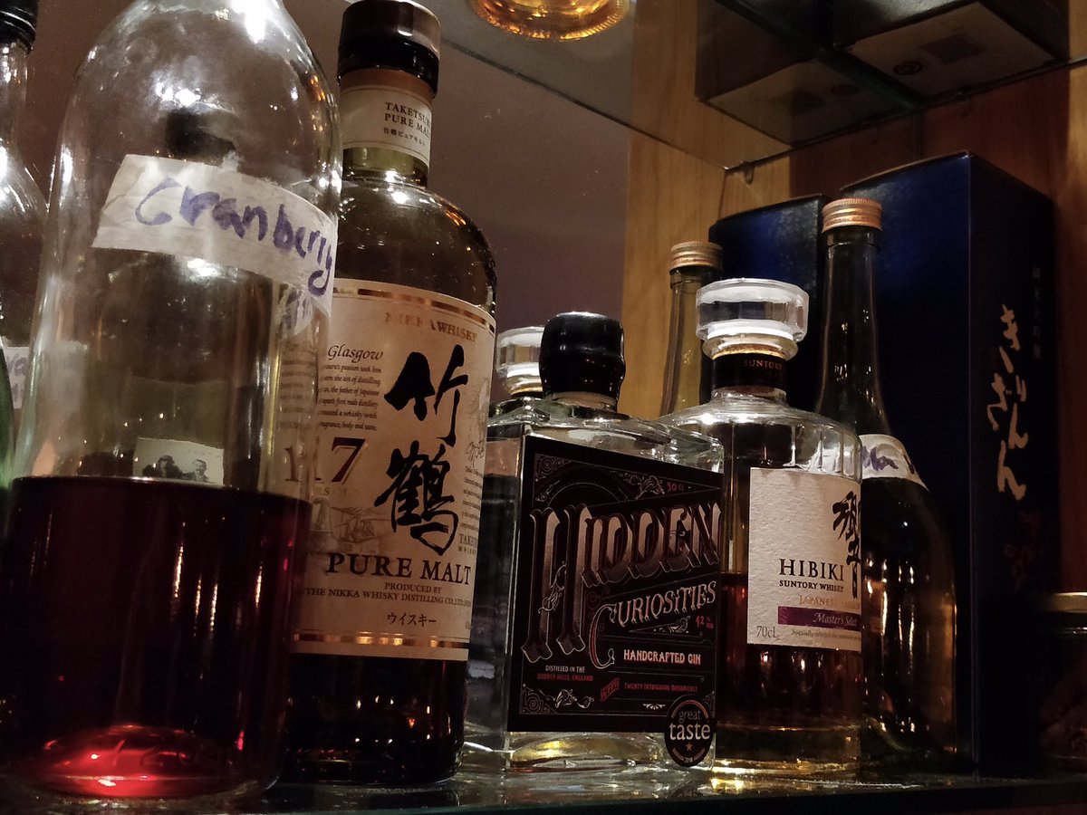 New stockist alert! ✨🇯🇵🍶🥃🌸✨ Hidden Curiosities #gin is now available at Japanese #Saké &amp; #Whisky speakeasy bar Sakenoteca in Soho. Hidden below Italian restaurant Vasco &amp; Pieros on Poland Street, this intimate bar is the perfect place for exquisite cocktails. Kanpai!✨🍸🍸✨