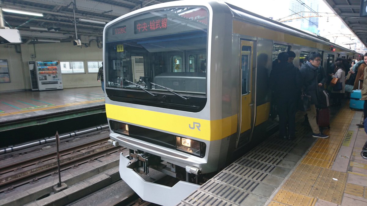 同じE231系でも乗務員室のドアにカラーが無いとE231系らしさを感じない