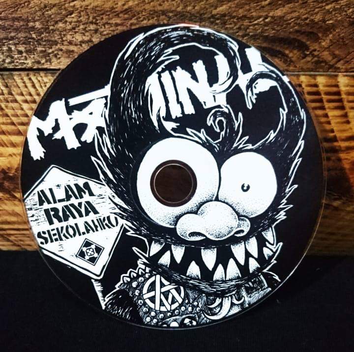 tarbi_marjinal's tweet photo. Album Anti Fascist and Rascist Action (AFRA)
Album ini Bukan karya yang sepenuhnya baru. 11 lagu yang dipilih cenderung tidak populer namun penuh pesan, jika mengukurnya dgn lagu yg sering di mainkan. AFRA menjadi penanda 20th usia Marjinal sebagai sebuah kolektif. #BalaBlaut https://t.co/vzwt7FtPaF