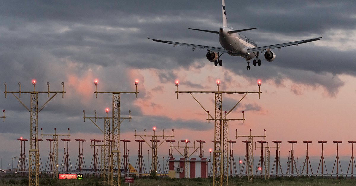 Helsinki-Vantaan lentomelu on saatu pienentymään 2000-luvulla radikaalisti. Melua mitataan jatkuvasti ja tuloksia pääsee tarkastelemaan kuka tahansa. Lue, miten Helsinki-Vantaan naapurina asuva Mäkisen perhe suhtautuu lentomeluun: bit.ly/2Vxnezs