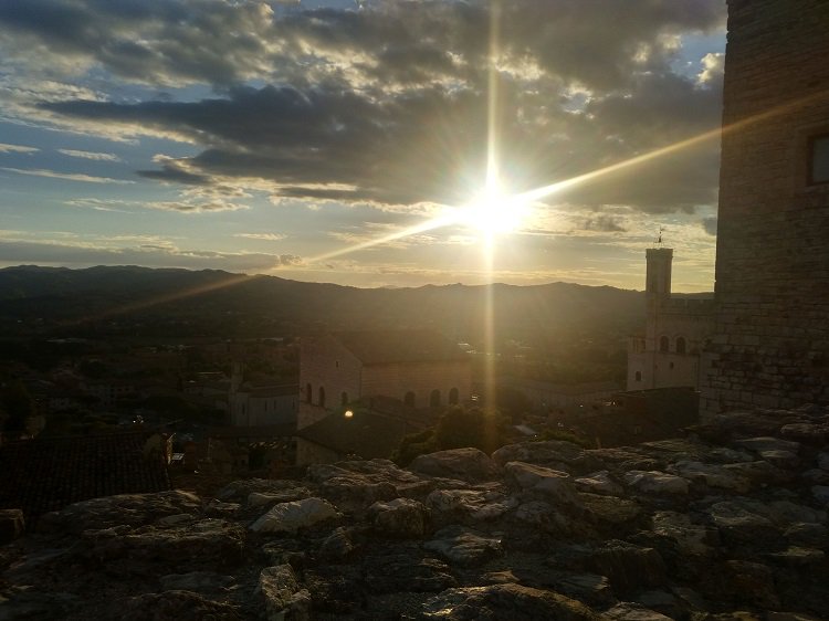 CiaoNico's tweet photo. In der Region #Umbrien verführt #Gubbio den Besucher mit einem faszinierenden, romantischen Stadtbild https://t.co/BZ8unNEAum @UmbriaTourism @info_sono https://t.co/Nxcp57qZ1G