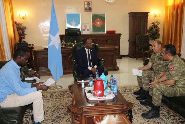 Som24News's tweet photo. Hassan Mohamed Ali The Minister of Defense of the Federal Republic of Somalia met today a delegation from the Turkish Ministry of Defense at his office.
https://t.co/nGl9hW6GjT https://t.co/De8QUdFgEJ