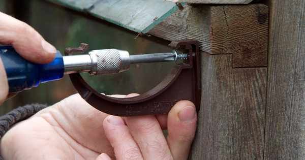 GWmag's tweet photo. Plan ahead for dry #weather in summer – how to fix guttering to your greenhouse and collect rainwater in a water butt: https://t.co/MSbG5c7PSW https://t.co/YQmQsvBRpU