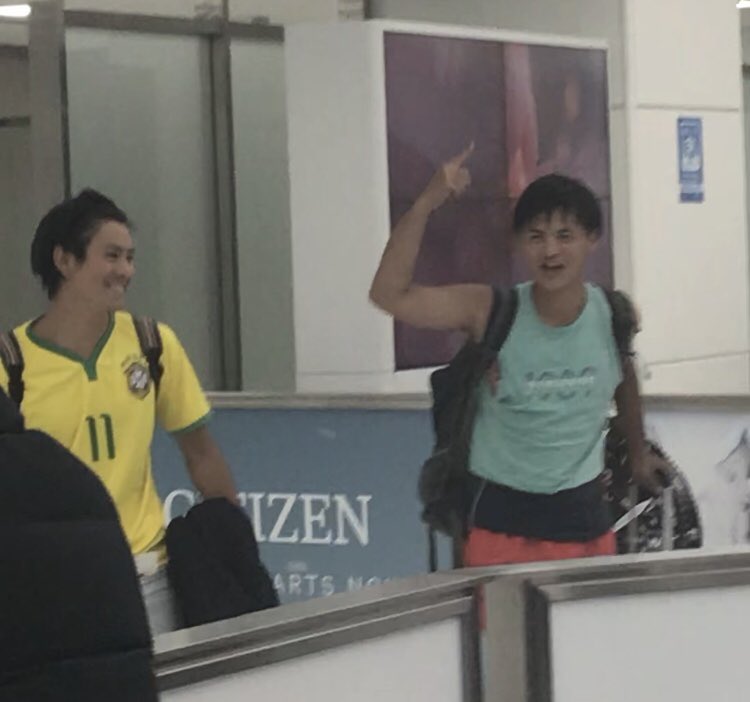 utsuminminzemi's tweet photo. 【速報】
今日午後13時頃、成田空港で「変質者がいる」と110番通報がありました。
警官が現場に駆けつけたところ、真冬にも関わらず、半袖半ズボンの若者2人が「Japon Japen!!」と喜びをあらわにしていたとのことです。
現在二人は事情聴取を受けておりますが、言語が通じないとのことです。 https://t.co/5FwQ1wAfGl