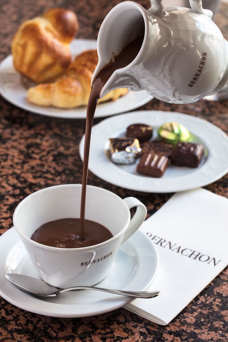 Venez vous réchauffer dans notre salon de thé, attenant à la boutique, et déguster notre fameux chocolat chaud, réalisé à partir du mélange de 10 variétés de fèves de cacao.

#bernachon #beantobar #chocolat #lyon