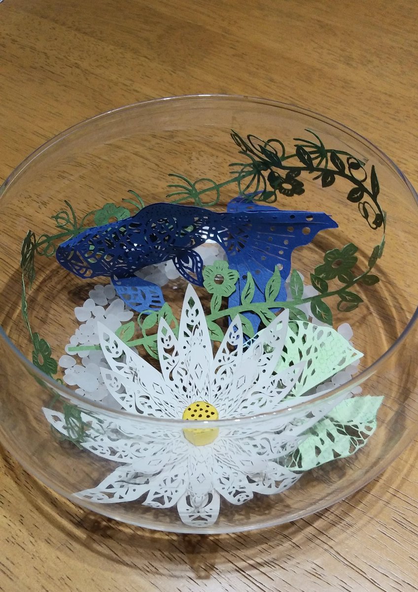 Hakonekosan カジタミキさん花の立体切り絵より スイレンです 葉のサイズが間違って小さいですが以前切った金魚達と鉢に入れてみました てんこ盛りですがキレイです カジタミキ 花の立体切り絵