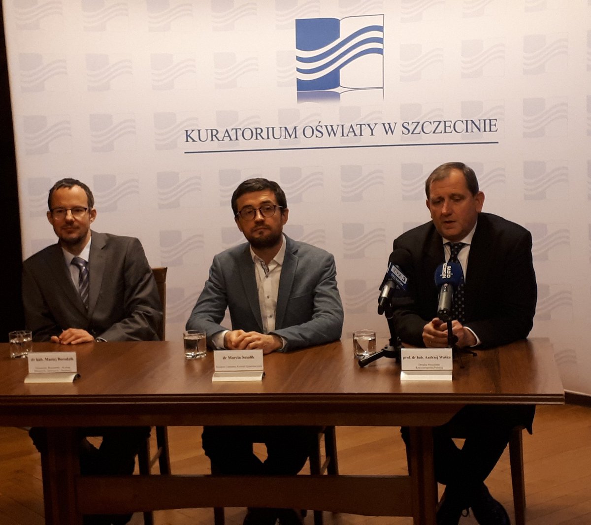 KO_Szczecin's tweet image. Trwa #KonferencjaPrasowa z udziałem Doradcy @prezydentpl prof. Andrzeja Waśki, Dyr. @CKE_PL dra Marcina Smolika i dra hab. Macieja Borodzika z @UniWarszawski. Tematem spotkania są założenia nowej #PodstawaProgramowa kształcenia ogólnego w szkole ponadpodstawowej.
#DobraSzkoła