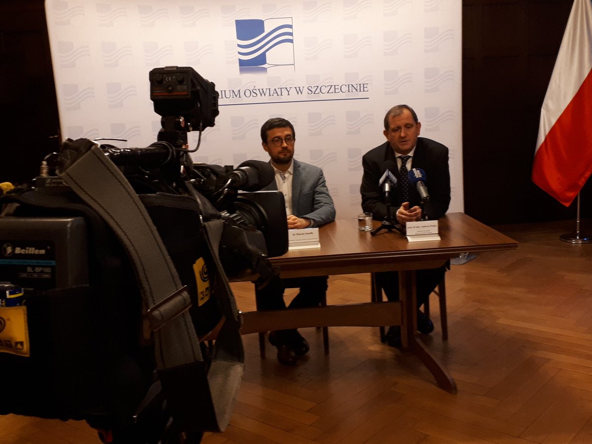 KO_Szczecin's tweet image. Trwa #KonferencjaPrasowa z udziałem Doradcy @prezydentpl prof. Andrzeja Waśki, Dyr. @CKE_PL dra Marcina Smolika i dra hab. Macieja Borodzika z @UniWarszawski. Tematem spotkania są założenia nowej #PodstawaProgramowa kształcenia ogólnego w szkole ponadpodstawowej.
#DobraSzkoła