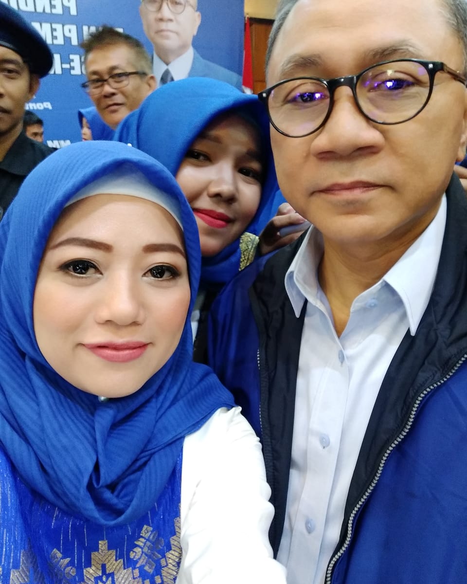 puan2282's tweet photo. Bersama Ketum PAN di Pontianak Kalbar @Pan_Sambas @Official_PAN @ZUL_Hasan @BeritaPAN @SahabatZulhas https://t.co/APU0kwlomK