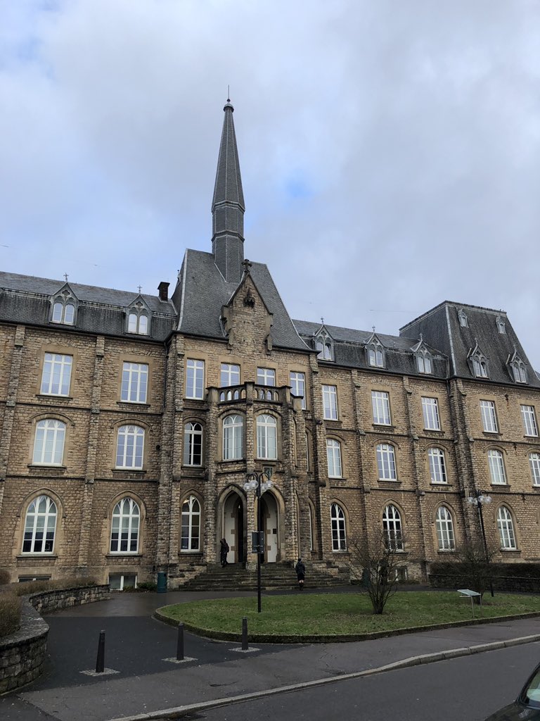 jhskaug's tweet image. På studietur i Luxembourg, spennende skolebesøk på Lycée des Arts et Métiers aka Galtvort. De tilbyr utdanninger i div spilldesign og programmering, første øvelse i spilldesign er å lage brett- og kortspill. #spilliskolen #programmeringiskolen #fclambassadors