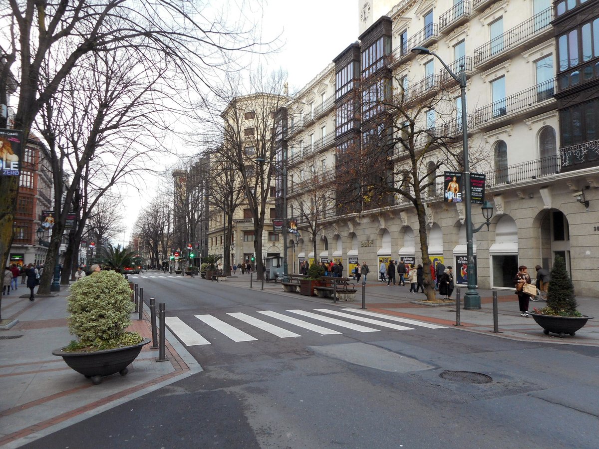 Pablo_PC_Mob's tweet photo. As early as the year 2000, #Bilbao transformed the central section of Gran Vía, the city's main corridor, into a semi-pedestrianized street : access reserved to buses and active modes, speed limited to 30 km/h, 20 meters wide sidewalks, raised crossings... https://t.co/YbkLaiwKoG