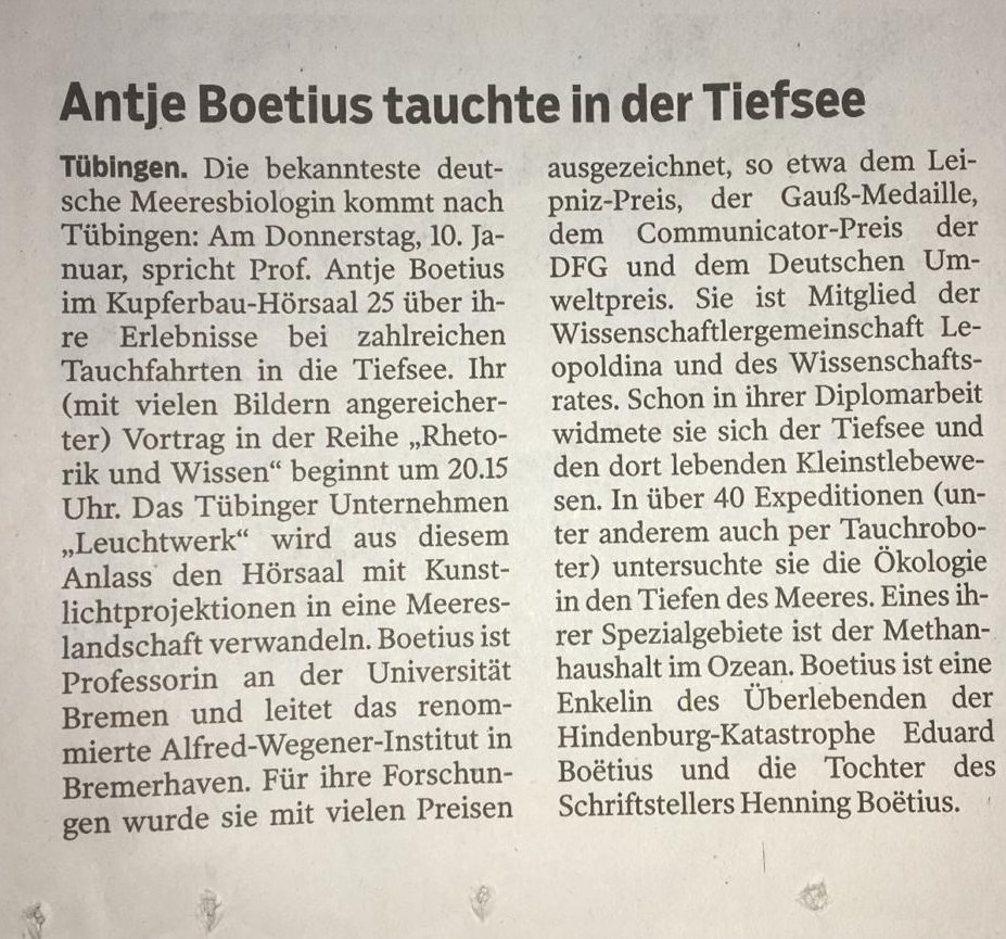 Heute als Ankündigung im <a href="/Tagblatt/">Tagblatt Redaktion</a>, morgen im Kupferbau der <a href="/uni_tue/">Universität Tübingen</a>:
Antje Boetius, Deutschlands bekannteste Meeresforscherin.

Ihr Thema: Der fremde Planet Tiefsee

Dabei: Ein Lichtkunstwerk, das uns in die Tiefsee eintauchen lässt.

Wir freuen uns auf euch!