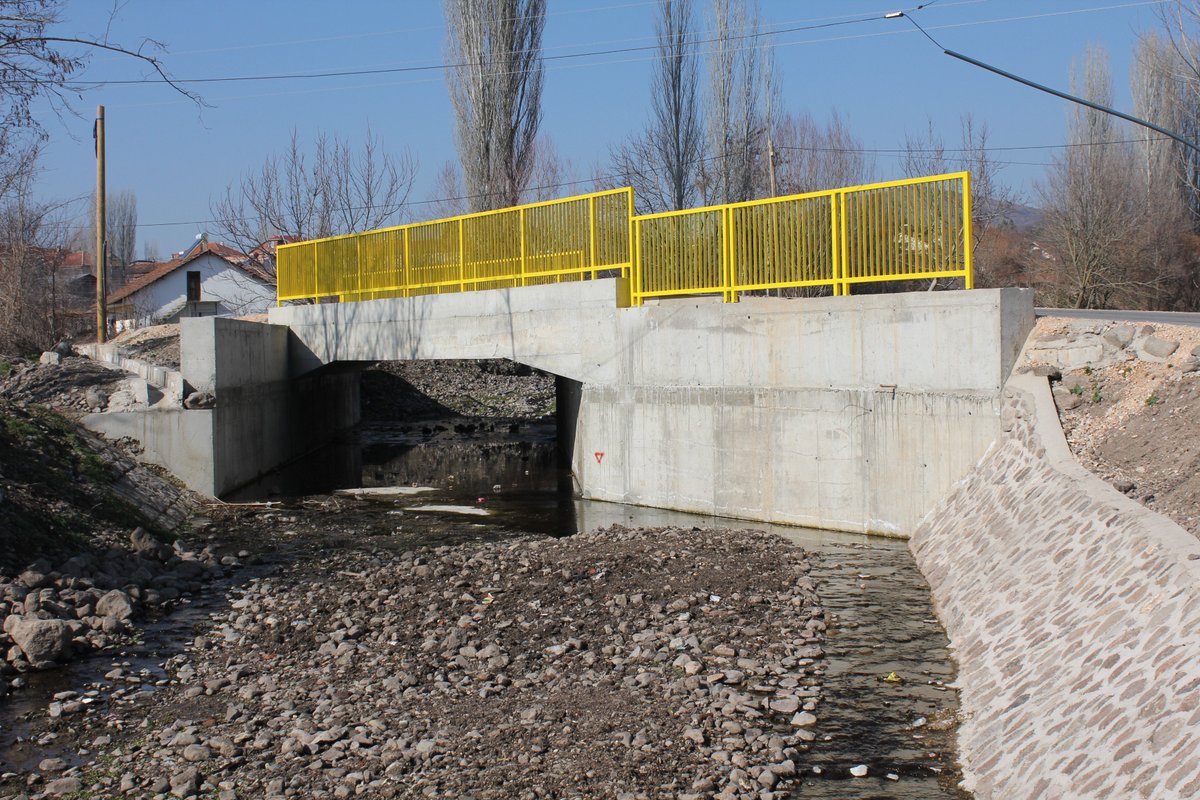 UNDPMK's tweet photo. #BeforeAndAfter photos: With #EU funds, we helped #buildbackbetter a flood-hit culvert in Cesinovo-Oblesevo 🇲🇰 Local residents can now travel safely to work and school. #FloodRecoveryProgramme #UNDPEUPartnership https://t.co/Y9dHFIZoEs