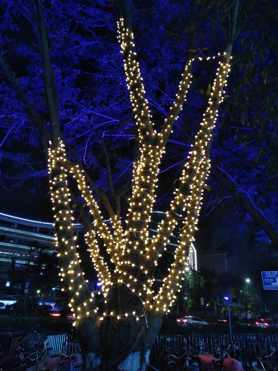 silingpalights's tweet image. There are many people walking there every day in the street decorated with string lights.💡

Looking far away, like a beautiful landscape💡

#twinklystringlight #outdoorstringlight #stringledlights