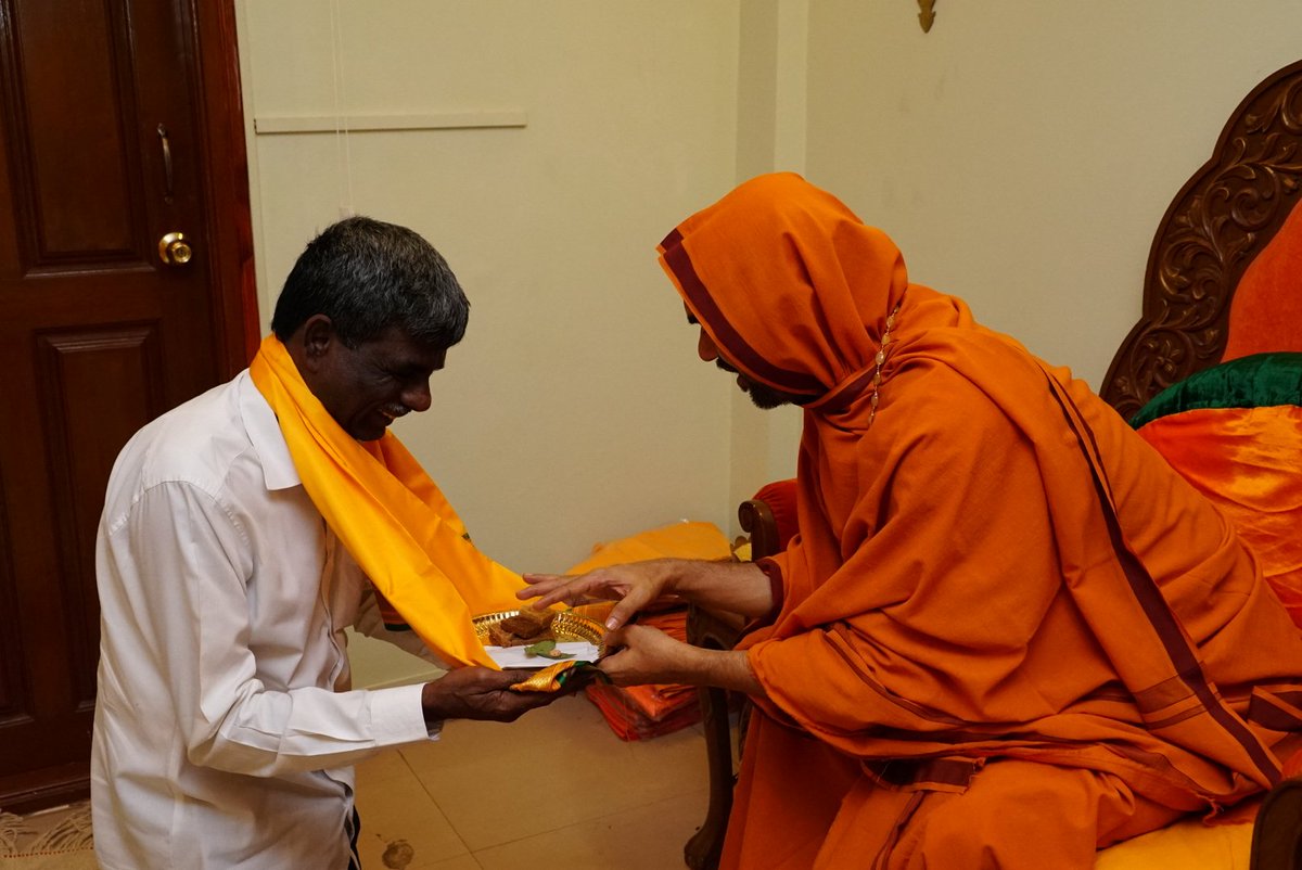 ShankaraPeetha's tweet photo. ವಿಧಾನಪರಿಷತ್ ಪ್ರತಿಪಕ್ಷ ನಾಯಕರಾದ ಕೋಟಾ ಶ್ರೀನಿವಾಸ ಪೂಜಾರಿಯವರು ಇಂದು @SriMathaBlore ನಲ್ಲಿ @SriSamsthana ದವರನ್ನು ಭೇಟಿಯಾಗಿ ಆಶೀರ್ವಾದ ಪಡೆದರು.. https://t.co/ZbguX7OvOE