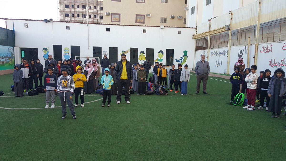 مناهل الجامعة ب On Twitter كرم قائد مدرسة مناهل الجامعة الابتدائية بخميس مشيط مجموعة من للطﻻب لتحليهم بصفة الامانة