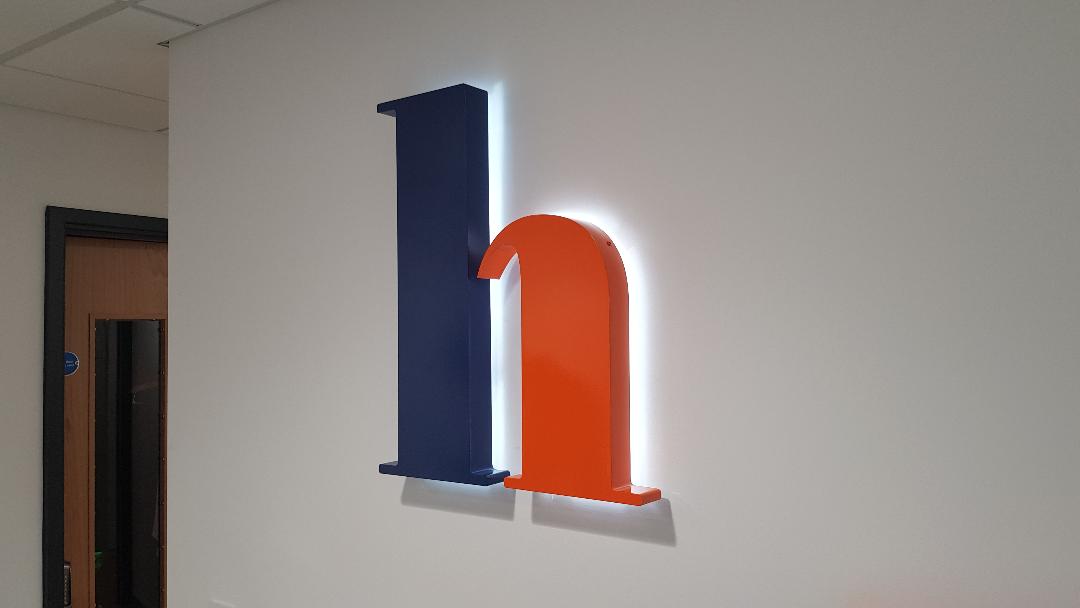 SXHarlow's tweet photo. We love how @ListerDental #logo stands out on internal surgery wall. Incorporating halo illumination to built up logo makes an internal feature for patients to remember &amp; re-enforces the #brand in their minds. #officesigns #receptionsigns https://t.co/t7GIBDCKO5