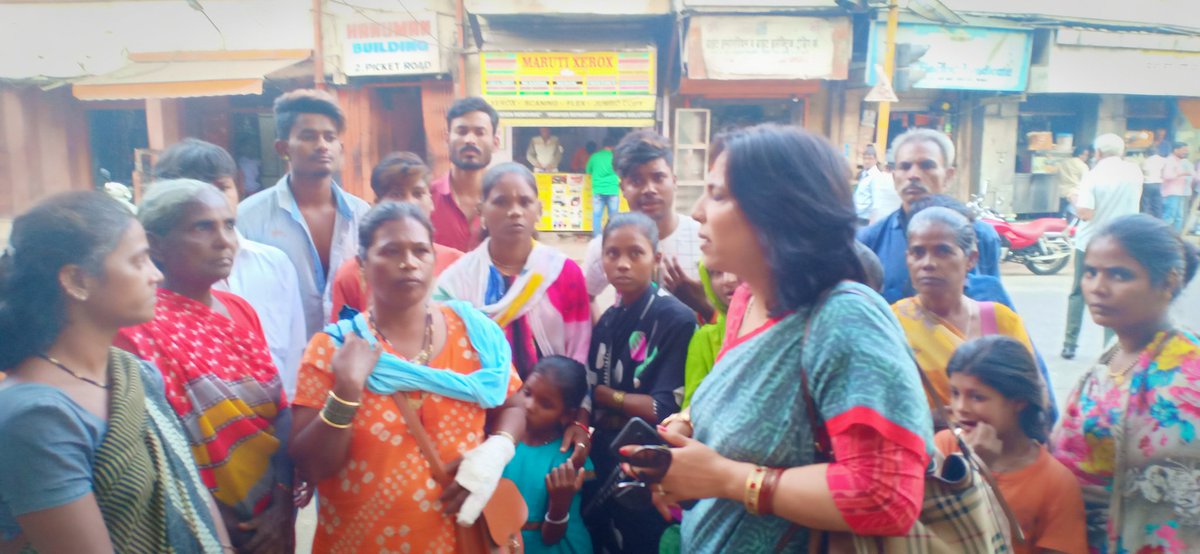 brijesharya's tweet photo. @Abha_ypsingh जी ने बेघर महिलाओं व बच्चों से  मिलकर पिछले कुछ दिनों से पुलिस के द्वारा हो रहे जबरजस्ती कार्यवही  की जानकारी ली । साथ पुलिस अधिकारियों से बात भी .
#NHRC @induCityMakers @Dev_Fadnavis @CMOMaharashtra  @HLRN_India @aravindunni23 @MinistryWCD @IGSSS #Homeless https://t.co/Ot3lfnZoHi