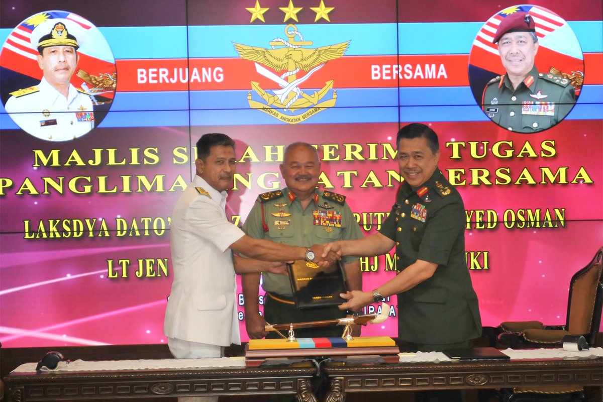 myjointforce's tweet photo. Majlis Serah Terima Tugas Panglima @myjointforce di antara Laksdya Dato' @syedzahirputra yang akan bersara dengan Lt Jen Dato' Suhaimi bin Hj Mohd Zuki dengan disaksikan oleh Panglima Angkatan Tentera.
#BerjuangBersama
#MarkasATM
#MinDefMalaysia
#JasamuDikenang https://t.co/fFG3QbUrre