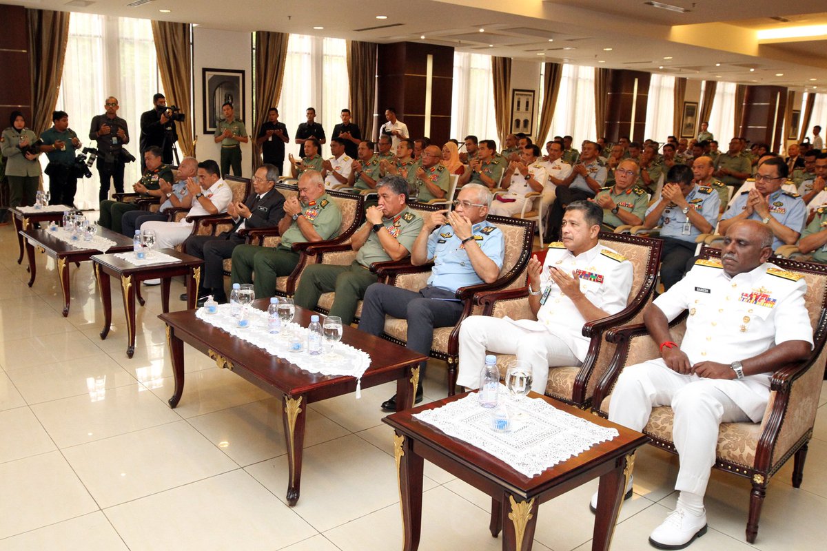 myjointforce's tweet photo. Majlis Serah Terima Tugas Panglima @myjointforce di antara Laksdya Dato' @syedzahirputra yang akan bersara dengan Lt Jen Dato' Suhaimi bin Hj Mohd Zuki dengan disaksikan oleh Panglima Angkatan Tentera.
#BerjuangBersama
#MarkasATM
#MinDefMalaysia
#JasamuDikenang https://t.co/fFG3QbUrre