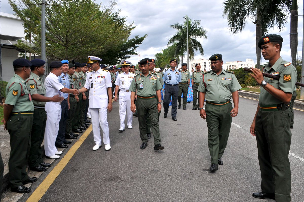 myjointforce's tweet photo. Acara 'Street Lining" - Warga Markas @myjointforce bersalaman dengan mantan Panglima Angkatan Bersama Laksdya Dato' @syedzahirputra selepas acara Serah Terima Tugas selesai. Selamat Bersara YBhg Dato'.
#BerjuangBersama
#MarkasATM
#MinDefMalaysia
#JasamuDikenang https://t.co/txQJBEVNsy