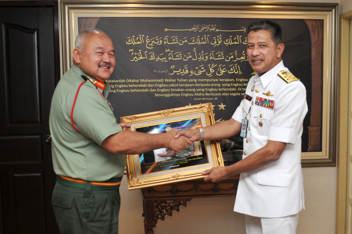 myjointforce's tweet photo. Panglima @myjointforce Laksamana Madya Dato' @syedzahirputra melakukan kunjungan hormat keatas Panglima Angkatan Tentera sebagai kunjungan hormat terakhir sebelum menyerahkan tugas sebagai PAB ke-11 serta menamatkan perkhidmatan.
#BerjuangBersama
#MarkasATM
#MinDefMalaysia https://t.co/loV3gBJNzc