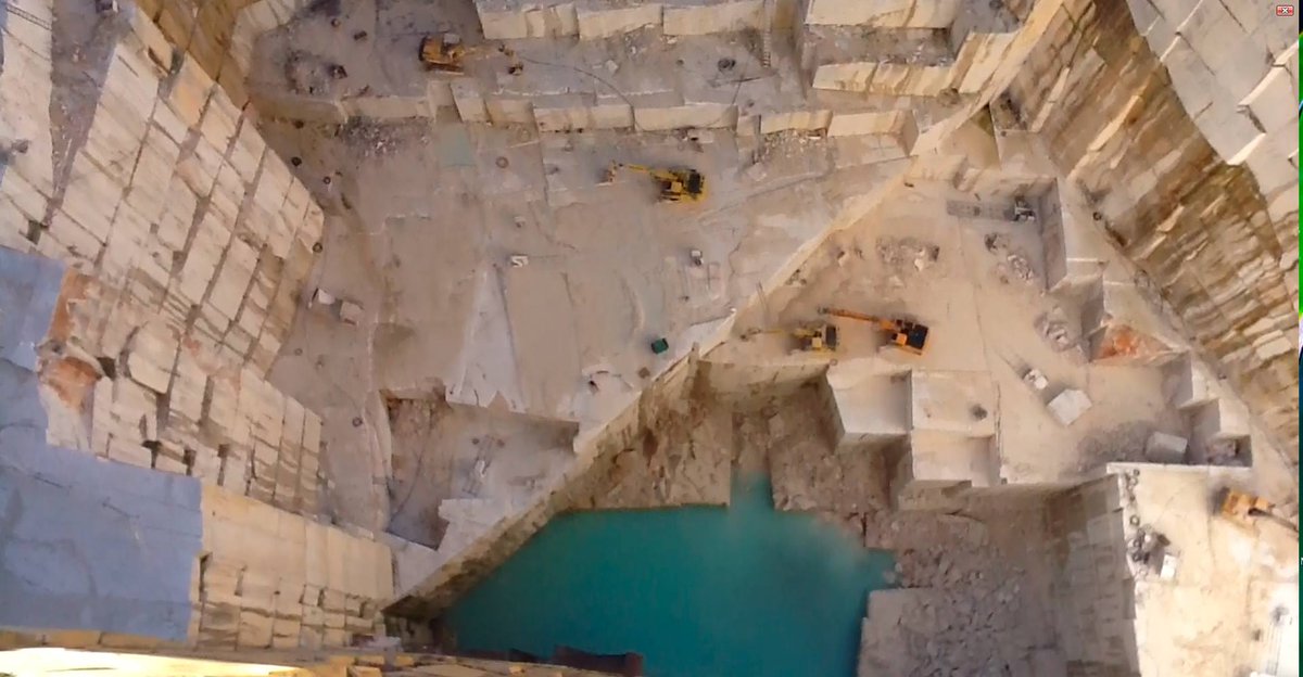 Bueno, el mundo de las canteras de mármol es una apasionante y bellísima aventura que deberías conocer. Estas canteras de Estremoz, Villaviçosa y Borba , a las que llamamos 'Las catedrales invertidas' son las más profundas, y el trabajo en la sima es extremadamente duro. A veces