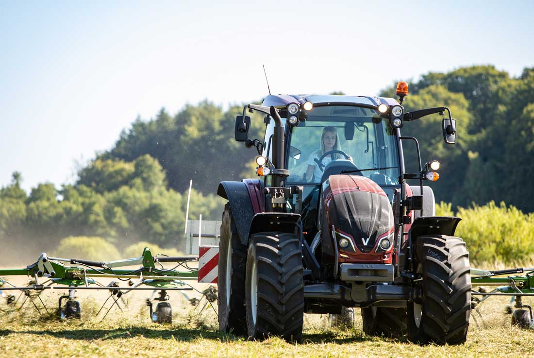 TracMag's tweet photo. #Valtra Serie A più versatile e confortevole con l’introduzione dei nuovi modelli #A104 e #A114 con trasmissione HiTech 4, che sono esposti al LAMMA Show @lammashow 👉🏻 https://t.co/scWr8cQkKe
@AGCOcorp #AGCO #valtraglobal #valtrafanclub #tractors #LAMMAshow #TracMag https://t.co/1uG6ifjAED