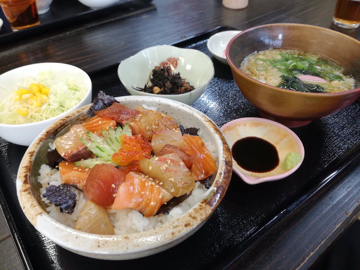 とがりだいき ゲストハウスプレオープンします En Twitter 今日はどんちゃん食堂さんでランチ 日替わり定食の海鮮丼 980円 激ウマでした このボリュームと美味しさで980円はコスパ良すぎ T Co Bhm1gkbmvy どんちゃん食堂 ランチ 海鮮丼