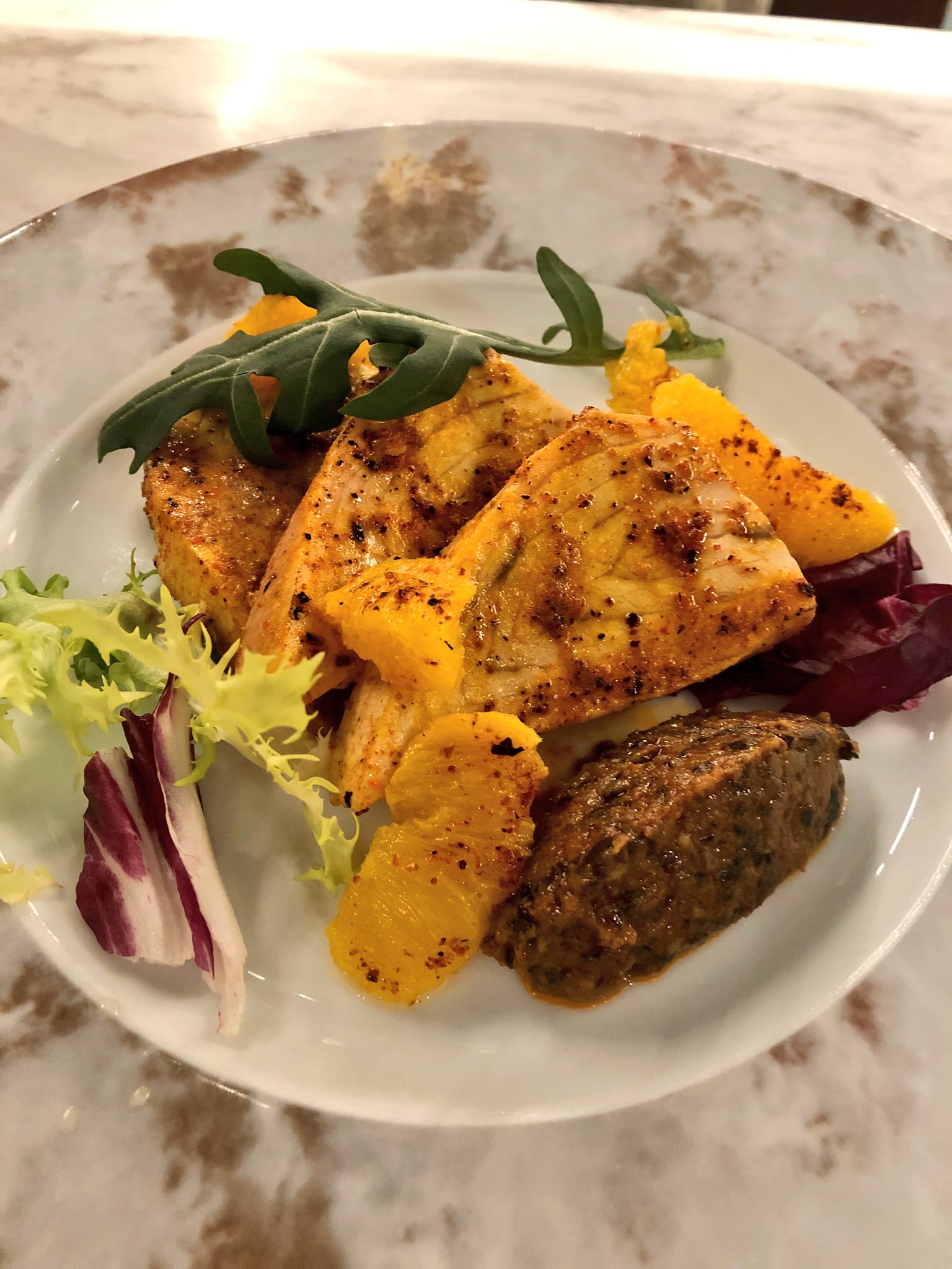 تويتر イナダシュンスケ على تويتر マサラダイナー カジキマグロのステーキ タマリンドやカレーリーフを使ったスパイシーなタップナードと焼きオレンジを添えています たいへんおススメですが本日は先ほど完売いたしました T Co Ycn1g7yjxw