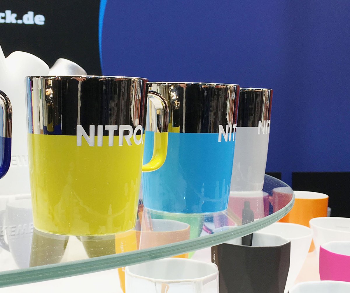 Wir bringen eine klare Linie rein: Mit der #Teilglasur von Mahwerck Porzellan ist es erstmals möglich, Becher und Tassen nur zu einem Teil, dafür aber rundherum gleichmäßig zu färben! Begutachten Sie das neue #Porzellanfinishing am Mahlwerck Stand Halle 11F06! #PSIshow #PSI2019