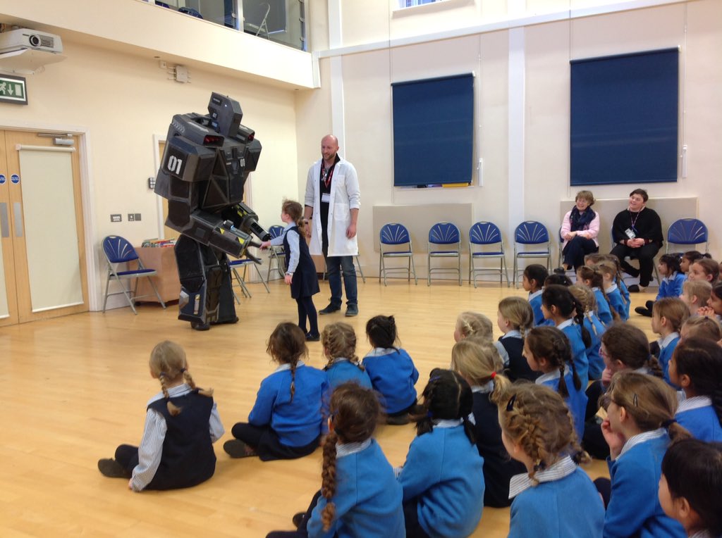 RMSCadogan's tweet image. We are finding out how to give the robot instructions. #writingday